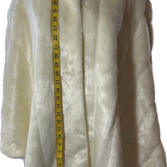 Women’s Ms. Design Collection white faux fur cape (Never worn) Size 2X - Picture 9 of 14